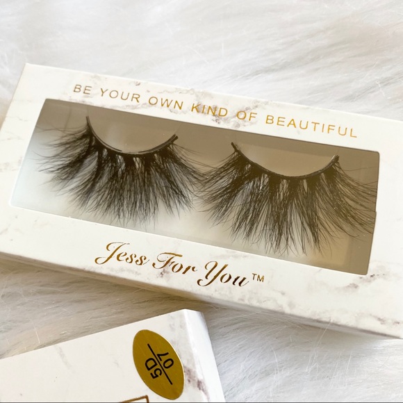 Dramatic Lashes - Picture 3 of 3